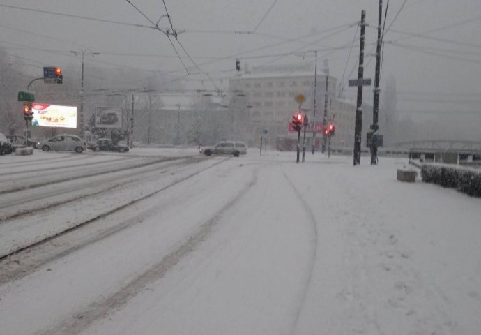 BIHAMK: Snijeg uzrokuje velike probleme na bh. cestama