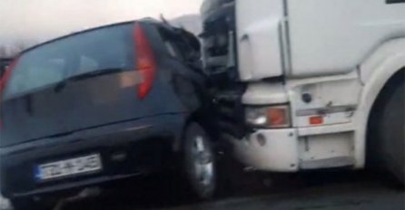 Zapalio se fiat nakon sudara sa kamionom