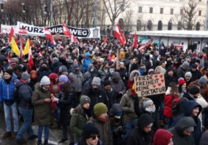 Austrijanci protestuju zbog epidemioloških mjera: 'Kurz mora da ide!'