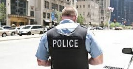 18 policajaca iz Čikaga uhvaćenih kako se "izležavaju" u uredu kongresmena za vrijeme protesta, zatim je uslijedilo ovo!