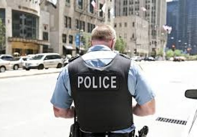 18 policajaca iz Čikaga uhvaćenih kako se "izležavaju" u uredu kongresmena za vrijeme protesta, zatim je uslijedilo ovo!