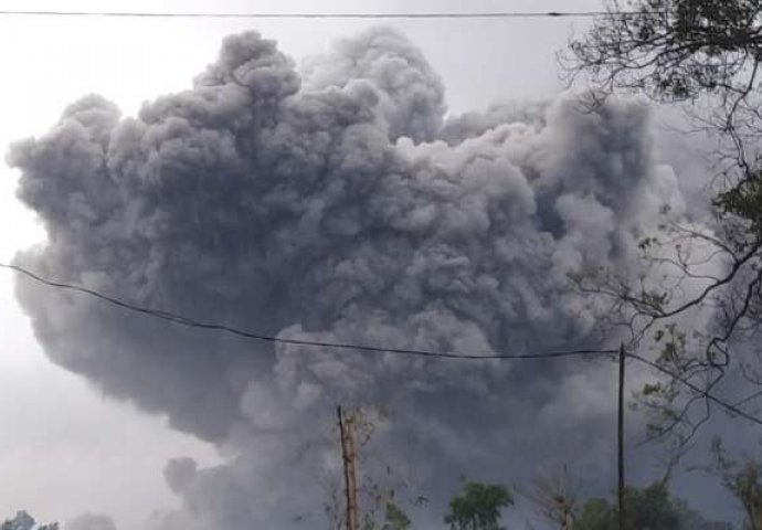 Najveći vulkan na ostrvu Java, izbija izbacujući dim 4 km u nebo! NIJE IZDATA NAREDBA ZA EVAKUACIJU!