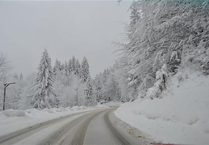 Zbog snijega obustavljen saobraćaj za kamione na nekoliko dionica