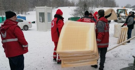Crveni križ Italije stigao s tri kamiona pomoći za migrante u kampu Lipa