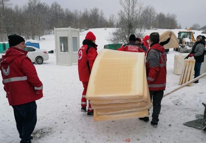 Crveni križ Italije stigao s tri kamiona pomoći za migrante u kampu Lipa