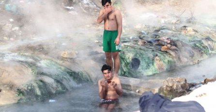 Migranti se kupaju na izvoru na Ilidži uprkos velikim minusima