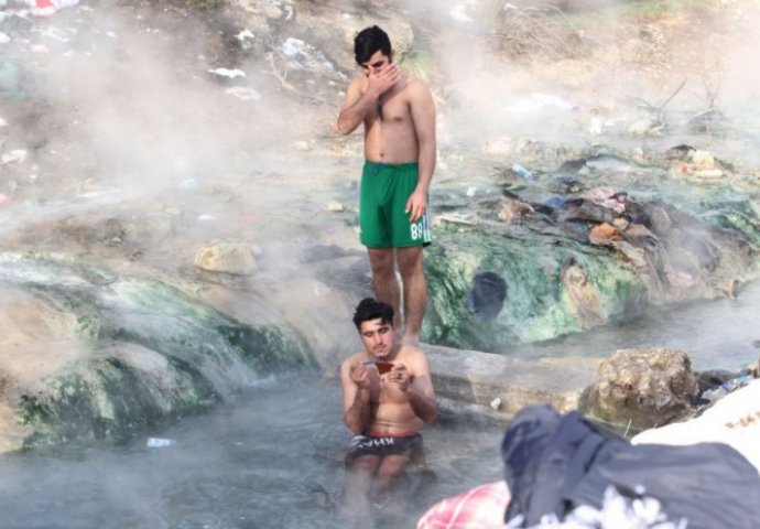 Migranti se kupaju na izvoru na Ilidži uprkos velikim minusima