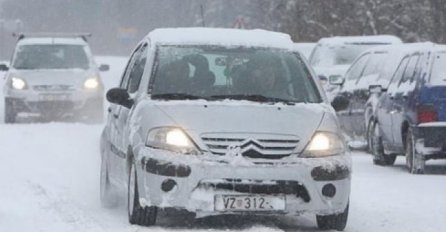 Vozači, oprez: Snijeg izazvao velike probleme u saobraćaju širom BiH