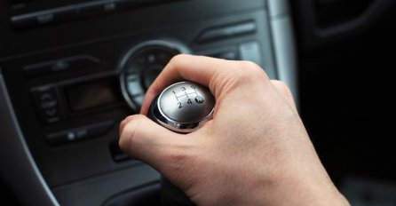 MNOGIM VOZAČIMA SE BAREM JEDNOM DOGODILO DA PROMAŠE BRZINU U MJENJAČU: Jeste li znali koliko je to opasno?