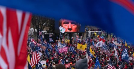 Čovjek iz Teksasa koji je upao na Kapitol navodno je prijetio pucanjem na djecu ako ga predaju!