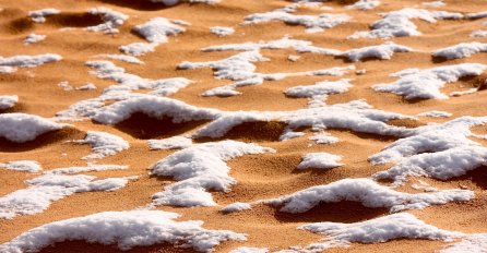 Pustinja Sahara: Rijetke snježne padavine ostavljaju izvanredan uzorak na pješčanim dinama!