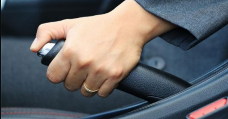 ŠTA URADITI KAD SE ZAMRZNE RUČNA KOČNICA: Ovo je genijalan trik koji morate znati