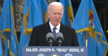 SVI GLEDAJU U ONO ŠTO JE OBUKLA JILL BIDEN ZA INAUGURACIJU: Vidite li detalj u koji svi gledaju? (FOTO)