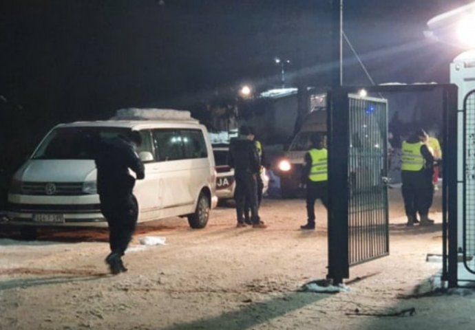 Migranti u Blažuju povrijedili dvojicu policajca, oštećeno više policijskih vozila