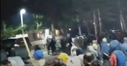 HILJADE MIGRANATA GAĐALE KAMENJEM POLICIJU: Objavljen snimak žestokog sukoba u Blažuju (VIDEO)