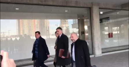 IVA ILINČIĆ DANAS U TUŽILAŠTVU DAJE ISKAZ: Ispred Palate pravde prvi stigao advokat Mike Aleksića