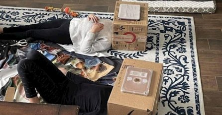 UŠLA JE U SOBU I ZATEKLA SESTRU KAKO RADI OVO S DRUGARICOM: Nije mogla da vjeruje šta vidi 