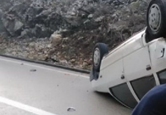 Teška nesreća u BiH: Žena povrijeđena u prevrtanju auta