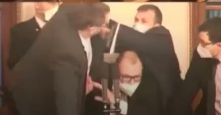 Zastupnici u parlamentu se potukli zbog mjera protiv koronavirusa: POGLEDAJTE SNIMAK IZ ČEŠKE (VIDEO)