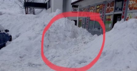 PAO SNIJEG SA KROVA ZGRADE U CRNOJ GORI I ZATRPAO ŽENU I DIJETE:  Građani odmah skočili u pomoć