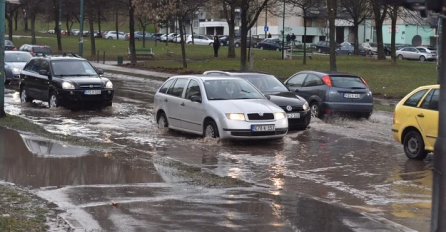 EKIPA NA TERENU: Pukla glavna vodovodna cijev, poplavljena saobraćajnica na Alipašinom Polju