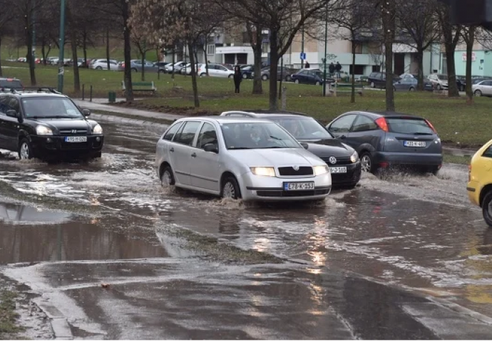 EKIPA NA TERENU: Pukla glavna vodovodna cijev, poplavljena saobraćajnica na Alipašinom Polju