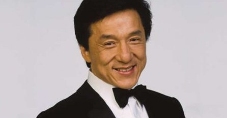 IZDALA GA SNAGA, EVO KAKO DANAS IZGLEDA DŽEKI ČEN: Godine su učinile svoje, NI TRAGA OVOM VESELOM LICU (FOTO)