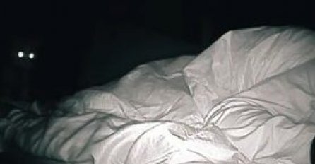 Svako jutro se budila umorna, ali nije znala zašto: Postavila je noćnu kameru i vidjela dva oka koja svijetle u mraku