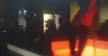 Kada je policija upala u STRIPTIZ BAR sve je stalo: U akciji "Dolar" u Banjaluci uhapšeno 11 osoba (VIDEO)