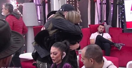 LIJEPA PLAVUŠA UŠLA U BIJELU KUĆU I ODMAH U POLETJELA ČORBI U ZAGRLJAJ: Maji nije bilo dobro, EVO KO JE ONA (FOTO)