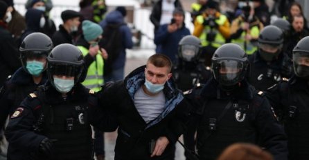 U protestima širom Rusije više od 2,700 osoba privedeno!