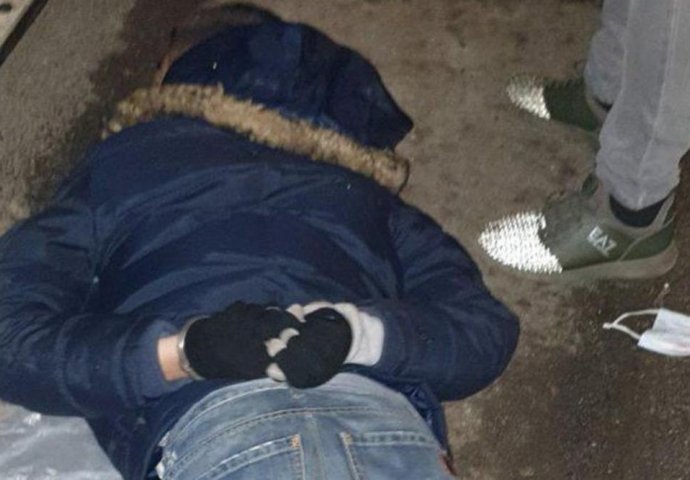 Poznato ko je maloljetnik (17) koji je pucao na dvojicu tinejdžera: Policija je opkolila park u Beogradu i odmah uhapsila jednog napadača