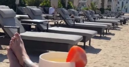 DARA S DUPLO MLAĐIM TONIJEM U DUBAIJU, objavila sliku s plaže: Jedan detalj bode oči, ŠTA JE OVO OBUKLA?! (FOTO)