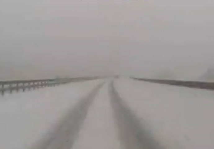 ZABIJELILO U HRVATSKOJ Pao snijeg u Gorskom Kotaru, nevjerovatan snimak vožnje po auto-putu (FOTO)