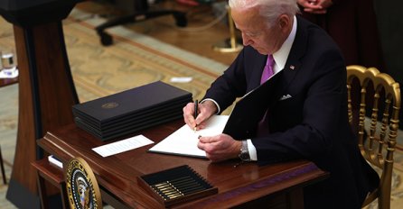 Još jednom Biden preokrenuo Trampovu politiku, ko zna koji potpis suprotnosti!