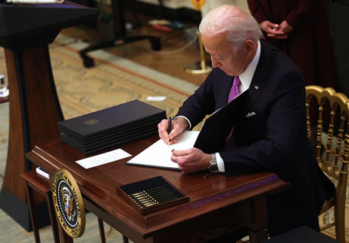 Još jednom Biden preokrenuo Trampovu politiku, ko zna koji potpis suprotnosti!