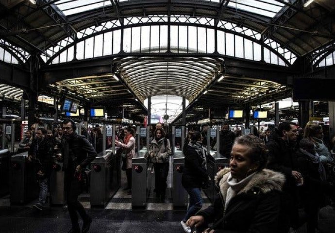 Francuski zdravstveni zvaničnici pozivaju da se ne razgovara u javnom prevozu kako bi se zaustavio virus