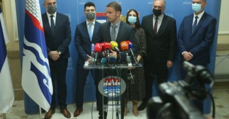 Stanivuković se odrekao službenog auta i ostalih privilegija, a evo kako se ponašaju njegovi saradnici: Šefovi, kao i savjetnici gradonačelnika na posao dolaze svojim automobilima, o svom trošku