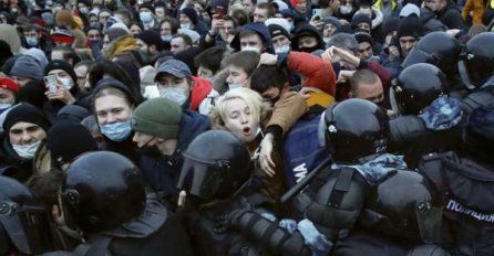 Žena koju je ruski policajac šutnuo postaje protestni simbol, TRAŽI PRAVDU!