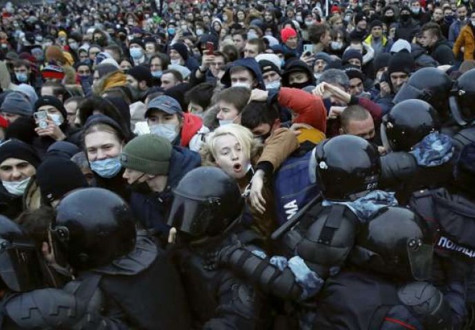 Žena koju je ruski policajac šutnuo postaje protestni simbol, TRAŽI PRAVDU!