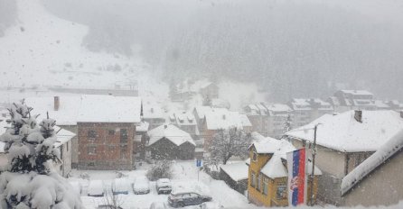 SNIJEG NAPRAVIO HAOS U SRBIJI Snijeg pada bez prestanka, sela bez struje (VIDEO)