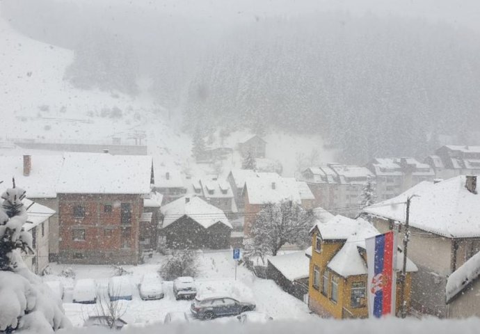 SNIJEG NAPRAVIO HAOS U SRBIJI Snijeg pada bez prestanka, sela bez struje (VIDEO)