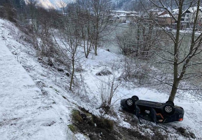 U prevrtanju automobila povrijeđeni žena i dijete: Slika sa lica mjesta, auto palo na nekoliko metara od rijeke kod Prijepolja