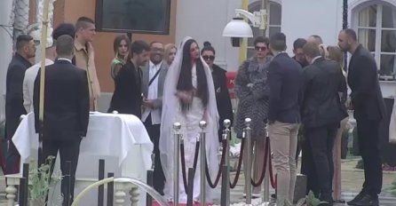 TARA I ŠA IZGOVORILI SUDBONOSNO DA, ONA BLISTALA U VJENČANICI: A čekajte da vidite mladoženju, DA LI JE PAO POLJUBAC?