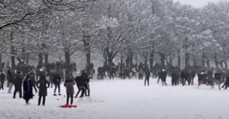 OGRANIZOVALI MASOVNO GRUDVANJE: Mladići u Britaniji kažnjeni sa po 10.000 funti jer su prekršili mjere (VIDEO)