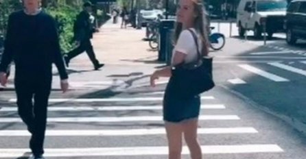 OBIČNA FOTOGRAFIJA NA ULICI POSTALA HISTORIJSKA: Nije ni bila SVJESNA da kraj nje PROLAZI živa LEGENDA! (FOTO)