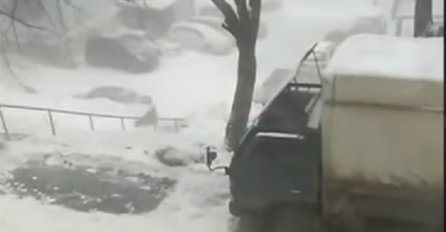 SNIJEG NAPADAO - VJETAR PUŠE PREKO 100 NA SAT, NAROD JEDVA HODA: Pogledajte nevjerovatne snimke iz Rusije, VELIKO NEVRIJEME