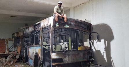 VIDITE LI NEŠTO ČUDNO NA OVOJ SLICI: Šta se krije iza starog napuštenog autobusa, LJUDI KAD SHVATE HVATAJU SE ZA GLAVU 