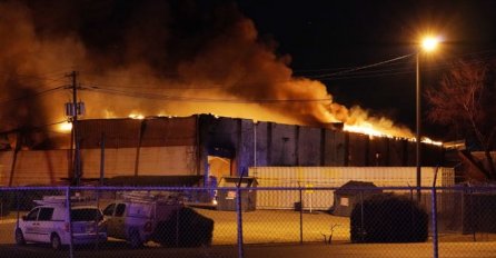 Požar u POGONU ZA RECIKLAŽU: Vatrogasci još nisu uspjeli da stave buktinju pod kontrolu