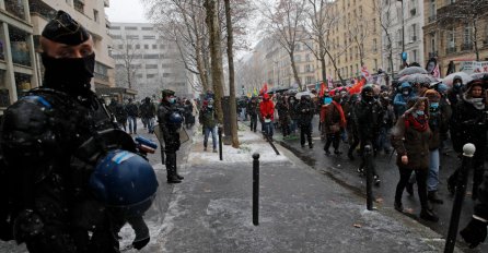 NOVI PROTESTI U PARIZU! Sukobi sa policijom zbog Zakona o globalnoj bezbjednosti! /VIDEO/
